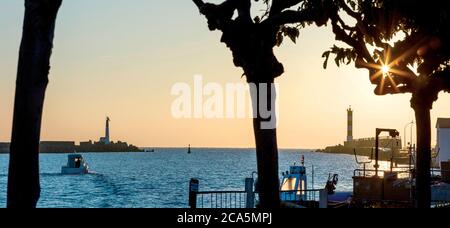 Francia, Aude, Canal du Midi, patrimonio mondiale dell'UNESCO, Port la Nouvelle, vista del porto all'alba Foto Stock