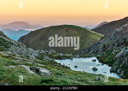 Francia, Ariege, Aulus les Bains, Lastou, paesaggio di montagna all'alba Foto Stock