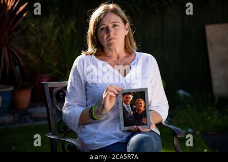 Deborah Adlam, con una fotografia del figlio Andrew Harper, a casa sua nell'Oxfordshire. Oggi è stato annunciato che i tre adolescenti incarcerati per aver ucciso il poliziotto faranno rivedere le loro condanne dopo aver dichiarato di essere troppo indulgenti. Foto Stock