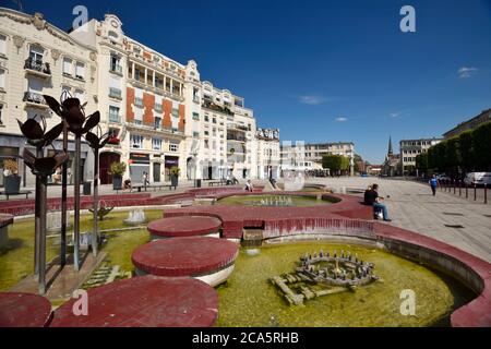 Francia, Nord, Douai, Place d'Armes, coppia seduta presso la fontana Foto Stock