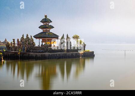 Indonesia, Bali, Centro, alba al tempio di Ulu Danu Bratan Foto Stock