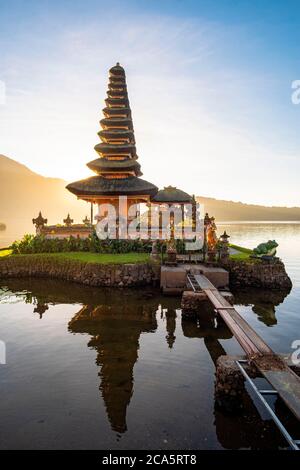 Indonesia, Bali, Centro, alba al tempio di Ulu Danu Bratan Foto Stock