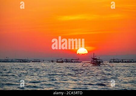 Indonesia, Bali, Nord, Lovina, escursione in barca all'alba per osservare i delfini Foto Stock