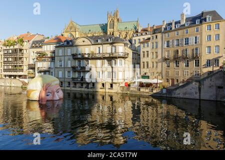 Francia, Mosella (57), Metz, tutto va bene! 'Uvre de Jacques rival au c?ur du parcours d'arts num?riques du Constellations de Metz festival, rivi?re Moselle, immeubles et cath?drale Saint-Etienne de Metz Foto Stock