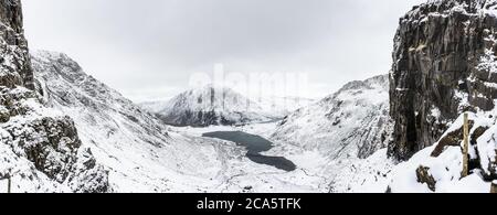 Una vista panoramica da 'Devils Kitchen' in Galles. Tra la neve pesante caduta dopo la tempesta Ciara. Foto Stock