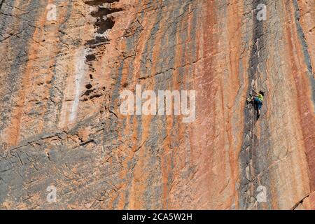 Australia, Victoria, Monts Grampiants, arrampicata in Mureka Wall, il percorso è chiamato Archimedes principio, è un percorso senza alcun piton sul posto, l'arrampicata è fatto su scalatori St?phane Husson Foto Stock