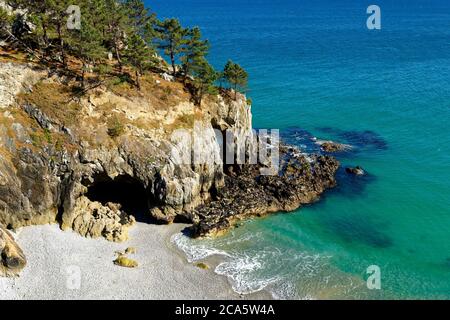 Francia, Finistere, Mare di Iroise, Parc Naturel Regional d'Armorique (Parco Naturale Regionale dell'Armorica), Presqu'ile de Crozon (Penisola di Crozon), Cap de la Chevre, Pointe de Saint Hernot, spiaggia di St Hernot Foto Stock