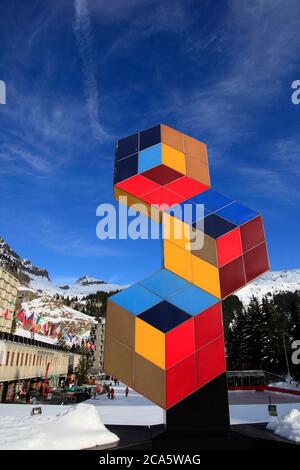 Francia, Haute Savoie, Flaine, Trois Hexagones, Victor Vasarely, 1973 (Flaine Forum, tetto del centro commerciale) costruzione policroma in lamiera smaltata altezza 5, 30 mCommand di Eric e Sylvie Boissonnas all'artista, L'opera tre esagoni policromi è un tributo al Bauhaus da cui prende il codice dei colori primari Foto Stock