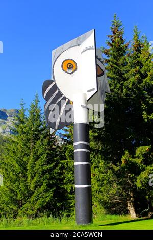 Francia, Haute Savoie, Flaine, testa donna, Pablo Picasso, scultura dipinta (1991) vernice acrilica e vernice su pannelli compositi polimerizzati a caldo su nidi d'ape montati su tamburo metallico altezza: 12 m di ingrandimento secondo il modello originale, creato in piccole dimensioni (circa 8 cm) nel 1957, e conservato al Mus?e nazionale Picasso a Parigi Foto Stock