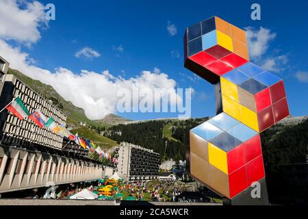 Francia, Haute Savoie, Flaine, Trois Hexagones, Victor Vasarely, 1973 (Flaine Forum, tetto del centro commerciale) costruzione policroma in lamiera smaltata altezza 5, 30 mCommand di Eric e Sylvie Boissonnas all'artista, L'opera tre esagoni policromi è un tributo al Bauhaus da cui prende il codice dei colori primari Foto Stock