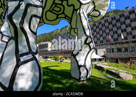 Francia, Haute Savoie, Flaine, le Boqueteau des 7 alberi, di Jean buffet Polystirene modello realizzato nel 1969 (dim 95 x 138 x 127 cm), progetto di espansione e installazione a Flaine nel 1986, realizzazione del progetto nel 1988 altezza 9, 20 m scultura monumentale in resina epossidica, poliuretano, On Iron Frame Collection del Museo Nazionale d'Arte moderna, Centre Georges Pompidou, deposito a Flaine Foto Stock