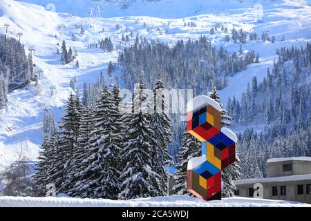 Francia, Haute Savoie, Flaine, Trois Hexagones, Victor Vasarely, 1973 (Flaine Forum, tetto del centro commerciale) costruzione policroma in lamiera smaltata altezza 5, 30 mCommand di Eric e Sylvie Boissonnas all'artista, L'opera tre esagoni policromi è un tributo al Bauhaus da cui prende il codice dei colori primari Foto Stock