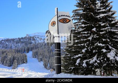 Francia, Haute Savoie, Flaine, testa donna, Pablo Picasso, scultura dipinta (1991) vernice acrilica e vernice su pannelli compositi polimerizzati a caldo su nidi d'ape montati su tamburo metallico altezza: 12 m di ingrandimento secondo il modello originale, creato in piccole dimensioni (circa 8 cm) nel 1957, e conservato al Mus?e nazionale Picasso a Parigi Foto Stock