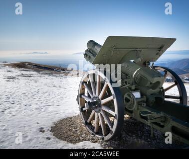 Primo piano del cannone della prima guerra mondiale collocato sul Santuario militare della cima Grappa. Il Santuario militare è uno dei principali ossari militari della prima guerra mondiale Foto Stock