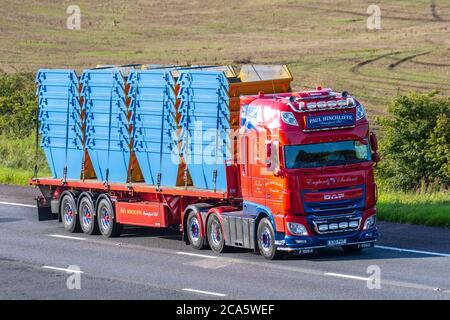 Cassonetti di nuova produzione impilati su carrelli di consegna per trasporto di trasporto Paul Hinchliffe Transport Ltd. Autocarro a letto piatto, trasporto, autocarro impilato, trasportatore di carico in metallo, veicolo DAF, Industria europea dei trasporti commerciali HGV, M6 a Manchester, Regno Unito Foto Stock