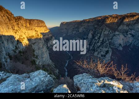 Grecia, Epirus ragion, Monti Zagorohoria, Parco Nazionale delle gole del Vikos (le gole più profonde del mondo) Foto Stock