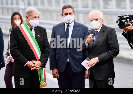 Genova, Italia. 3 agosto 2020. Il Presidente d'Italia Sergio Mattarella (R) indossa un facemask partecipa alla cerimonia ufficiale di inaugurazione del nuovo ponte di San Giorgio. Il nuovo ponte di San Giorgio, progettato dall'architetto Renzo piano, sostituisce il ponte di Morandi, crollato nell'agosto 2018, e il nuovo ponte sarà riaperto il 05 agosto 2020 la cerimonia di inaugurazione. Credit: SOPA Images Limited/Alamy Live News Foto Stock