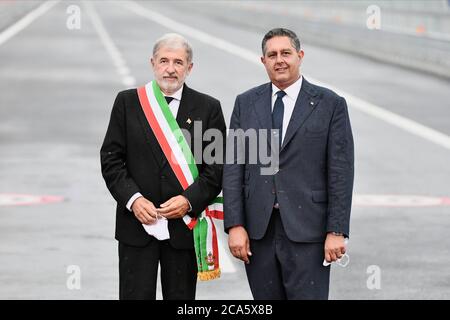 Genova, Italia. 3 agosto 2020. (L-R) Sindaco di Genova Marco Bucci e Governatore della Liguria Giovanni Toti partecipano alla cerimonia ufficiale di inaugurazione del nuovo ponte di San Giorgio. Il nuovo ponte di San Giorgio, progettato dall'architetto Renzo piano, sostituisce il ponte di Morandi, crollato nell'agosto 2018, e il nuovo ponte sarà riaperto nel 05 2020 agosto durante la cerimonia di inaugurazione. Credit: SOPA Images Limited/Alamy Live News Foto Stock