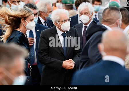 Genova, Italia. 3 agosto 2020. Il Presidente d'Italia Sergio Mattarella (C) indossa una maschera e lascia la cerimonia di inaugurazione del nuovo ponte di San Giorgio. Il nuovo ponte di San Giorgio, progettato dall'architetto Renzo piano, sostituisce il ponte di Morandi, crollato nell'agosto 2018, e il nuovo ponte sarà riaperto il 05 agosto 2020 durante la cerimonia di inaugurazione. Credit: SOPA Images Limited/Alamy Live News Foto Stock