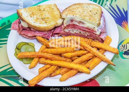 Juno Beach Florida, Juno Beach Cafe, ristorante ristoranti cibo mangiare fuori cafe cafe bistrot, servizio, interno, sandwich Reuben, dolce potat Foto Stock