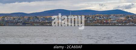 Vista a distanza della città attraverso il fiume, Ile d Orleans, Quebec Province, Canada Foto Stock
