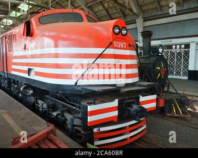 Locomotiva V8. Locomotiva rossa e bianca restaurata in esposizione in un museo nella parte settentrionale dello stato del Brasile, piattaforma della stazione ferroviaria, Brasile, Sud America, vista frontale Foto Stock