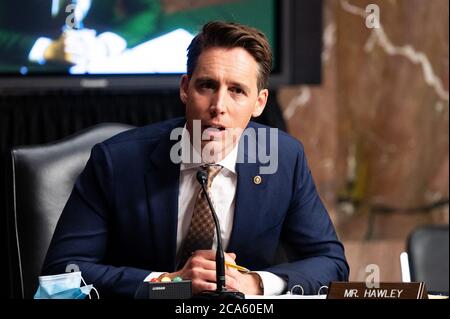 Washington, Stati Uniti 04th Aug, 2020. 4 agosto 2020 - Washington, DC, Stati Uniti: Il senatore degli Stati Uniti Josh Hawley (R-MO) intervenendo ad un'audizione del Comitato dei servizi armati del Senato per esaminare le candidature di John E. Whitley a essere Direttore della valutazione dei costi e della valutazione del programma, Shon J. Manasco a essere sotto Segretario dell'Aeronautica militare, Michele A. Pearce sarà General Counsel del Dipartimento dell'Esercito, e Liam P. Hardy essere un giudice della Corte d'appello degli Stati Uniti per le forze armate. (Foto di Michael Brochstein/Sipa USA) Credit: Sipa USA/Alamy Live News Foto Stock