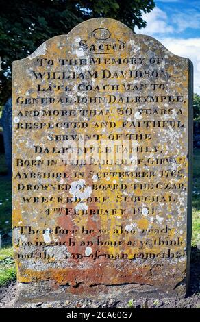 La lapide di William Davidson, defunto Coachman al generale John Dalrymple, annegata a bordo dello Zar, naufragata da Scouthal, il 4 febbraio 1831. Foto Stock