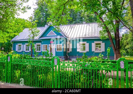 Minsk, Bielorussia, 26 luglio 2020: Casa museo del primo Congresso del Partito dei lavoratori socialdemocratici di Russia RSDRP in piccolo parco con alberi verdi nel centro storico della città Foto Stock