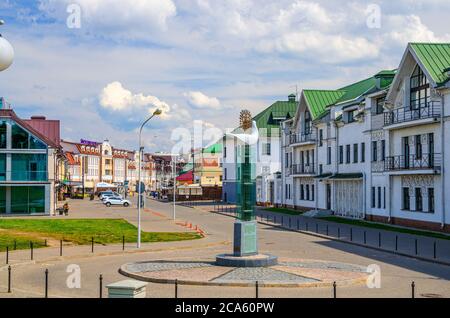 Minsk, Bielorussia, 26 luglio 2020: Via Zybitskaya con ristoranti, bar e hotel nel centro storico della città alta, cielo blu nuvole bianche in sole giornate estive Foto Stock