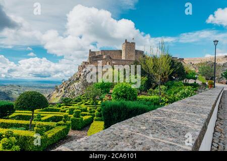 Vista panoramica dei giardini e del castello medievale da Marvao, Portalegre, regione di Alentejo, Portogallo. Foto Stock