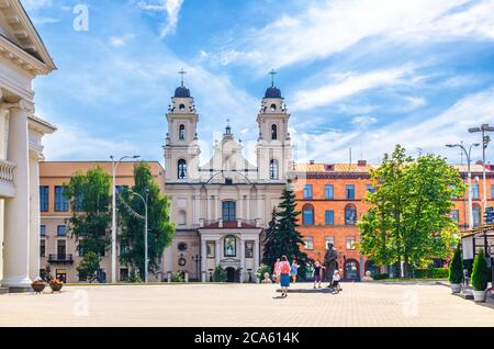 Minsk, Bielorussia, 26 luglio 2020: Cattedrale del Santo Nome di Santa Vergine Maria Chiesa Cattolica Romana in stile barocco edificio sulla piazza Freedom Svabody nel centro storico della città alta Foto Stock