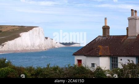 Le scogliere di Seven Sisters e cottage di guardia costiera a Seaford, Sussex orientale, Inghilterra Foto Stock