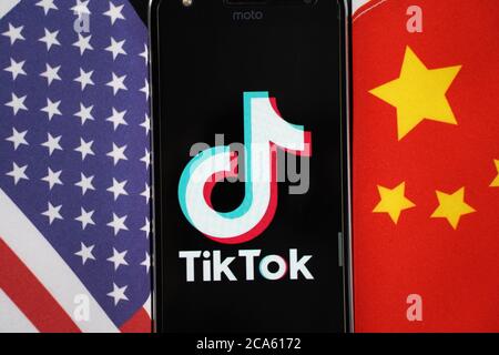 Maski, India 04, Agosto 2020 - il logo dell'app TikTok su uno schermo per smartphone tra Cina e Stati Uniti - l'app è al centro del commercio USA - Cina Foto Stock