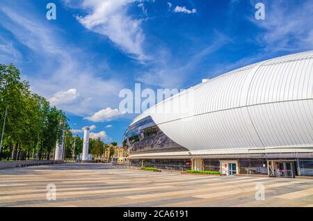 Minsk, Bielorussia, 26 luglio 2020: Stadio olimpico nazionale Dinamo nel centro storico di Minsk, nuvole blu cielo bianco nella soleggiata giornata estiva Foto Stock