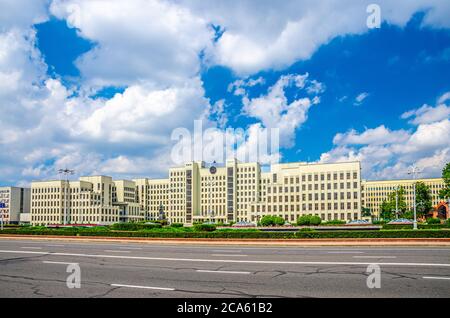 L'edificio in stile costruttivismo della Casa del Governo e la statua di Vladimir Lenin sulla Piazza dell'Indipendenza nel centro storico della città di Minsk, le nuvole bianche del cielo blu nella soleggiata giornata estiva, Repubblica di Bielorussia Foto Stock