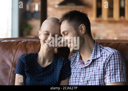 Il marito amorevole sostiene la moglie malata del paziente di cancro Foto Stock