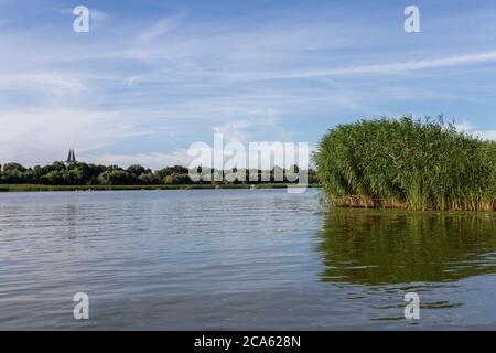 Lago di Tisza a Poroszlo in una calda giornata estiva con l'Ecocentro del Lago di Tisza sullo sfondo. Foto Stock