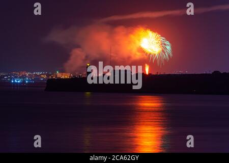 Saluto festivo sulla città di Sevastopol il giorno della Marina. Luminosi lampi multicolore di fuochi d'artificio. Il concetto della celebrazione. Notte Sho Foto Stock