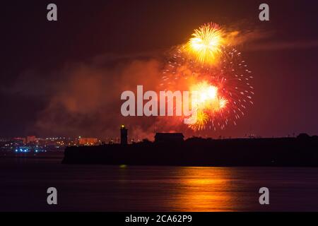 Saluto festivo sulla città di Sevastopol il giorno della Marina. Luminosi lampi multicolore di fuochi d'artificio. Il concetto della celebrazione. Notte Sho Foto Stock