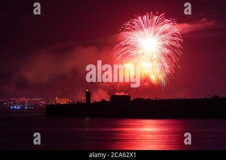 Saluto festivo sulla città di Sevastopol il giorno della Marina. Luminosi lampi multicolore di fuochi d'artificio. Il concetto della celebrazione. Notte Sho Foto Stock