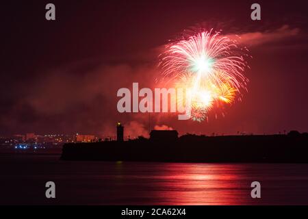 Saluto festivo sulla città di Sevastopol il giorno della Marina. Luminosi lampi multicolore di fuochi d'artificio. Il concetto della celebrazione. Notte Sho Foto Stock