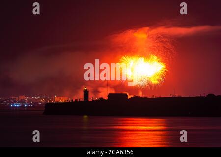 Saluto festivo sulla città di Sevastopol il giorno della Marina. Luminosi lampi multicolore di fuochi d'artificio. Il concetto della celebrazione. Notte Sho Foto Stock