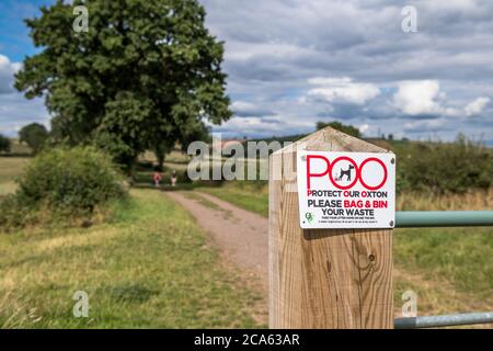 Cartello con la scritta BAG and Bin su una corsia di campagna inglese, Foto Stock