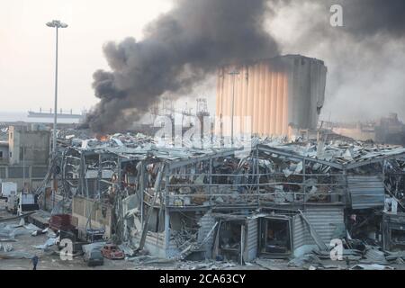 Beirut, Libano. 4 agosto 2020. Il fumo sorge da un sito di esplosione al porto di Beirut, Libano, 4 agosto 2020. Le due enormi esplosioni che hanno scosso la capitale libanese Beirut martedì ha lasciato decine di morti e feriti, al-Jadeed canale TV riferito. Credit: Bilal Jawich/Xinhua/Alamy Live News Foto Stock