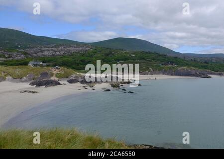 Camminando lungo la Via Kerry nel 2019 nel conte Kerry nel sud dell'Irlanda, girando intorno alla sezione della Penisola di Iveragh Caherdaniel a Waterville Foto Stock