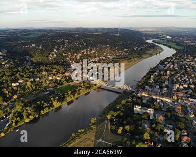 Vista aerea del Ponte di Loschwitz (meraviglia blu), un ponte a traliccio sul fiume Elba che collega i quartieri della città Loschwitz e Blasewitz Foto Stock