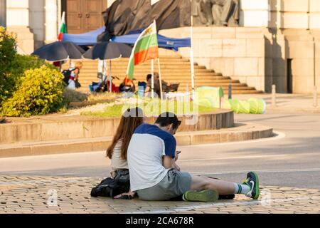 Sofia, Bulgaria. 3 agosto 2020. Manifestanti nelle strade di Sofia Bulgaria mentre le proteste pacifiche contro la corruzione contro il governo si intensificano in tutto il paese per gli ultimi 26 giorni, con alcune strade principali e incroci intorno all'edificio del parlamento bloccati da tende e barricate e il centro della capitale è completamente chiuso per i trasporti. Credit: Ognyan Yosifov / Alamy News Foto Stock