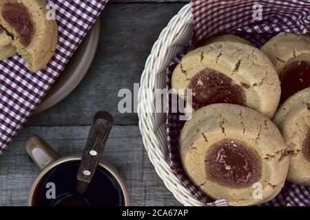 snack di biscotti dolci con caffè su tavolo di legno, vista dall'alto Foto Stock