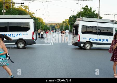 Sofia, Bulgaria. 3 agosto 2020. I furgoni di polizia sono visti nelle strade di Sofia Bulgaria come le proteste pacifiche contro la corruzione anti-governo si intensificano in tutto il paese per gli ultimi 26 giorni, con alcune strade principali e intersezioni intorno all'edificio del parlamento bloccato da tende e barricate e il centro della capitale è totalmente chiuso trasporto. Credit: Ognyan Yosifov / Alamy News Foto Stock